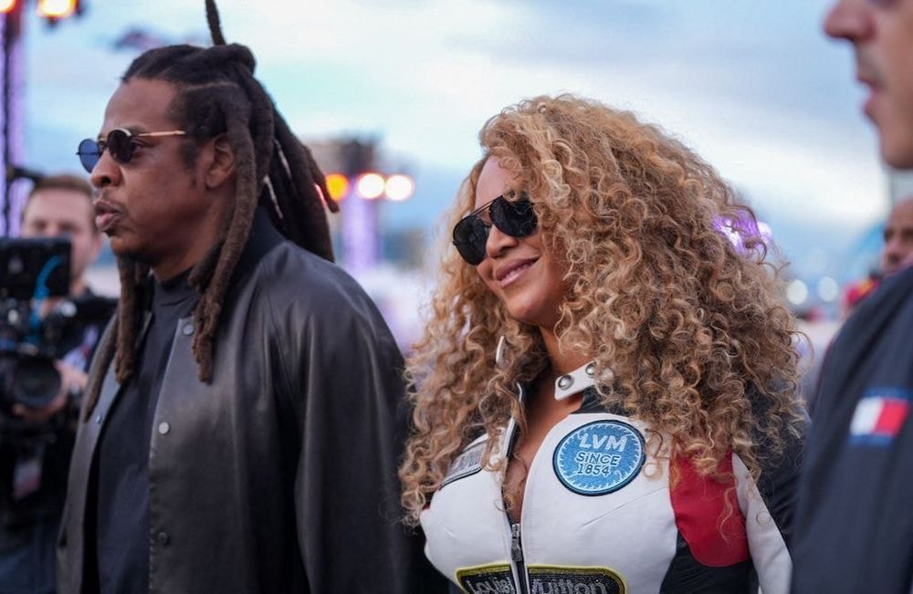Combinaisons moulantes, décolletés plongeants, sandales à plateformes : le défilé mode de Beyoncé au Grand Prix de Las Vegas