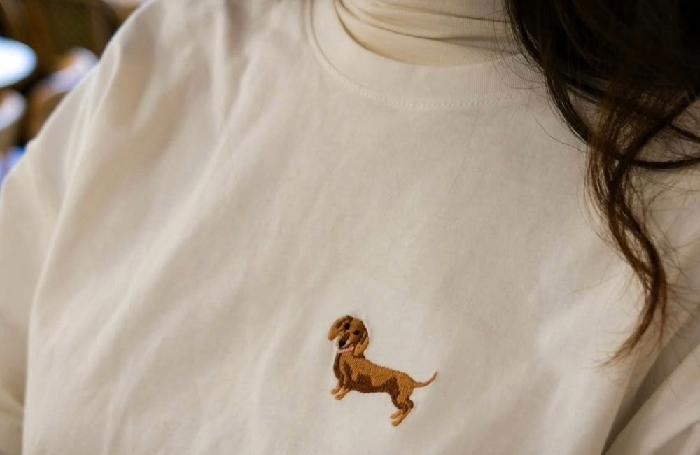 Sac, grigri, pyjama : pourquoi tout le monde est obsédé par le motif teckel ?