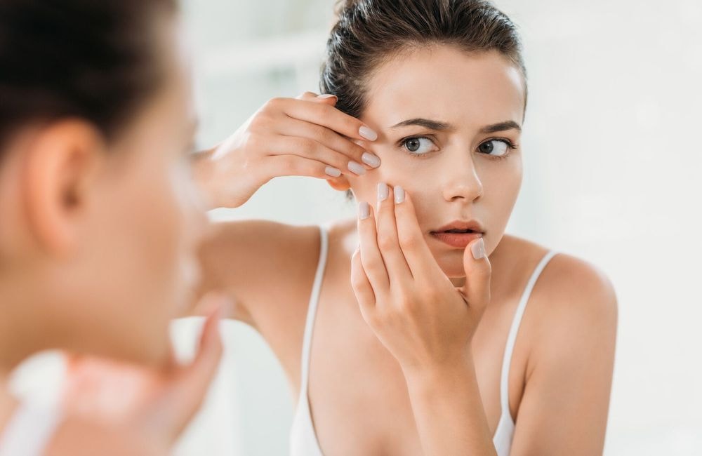 Comédons fermés, pores bouchés… L’astuce qui permet vraiment d’en venir à bout selon un dermatologue