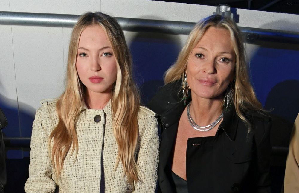 Très complices, Kate Moss et Lila Moss signent l’apparition la plus remarquée du défilé Burberry