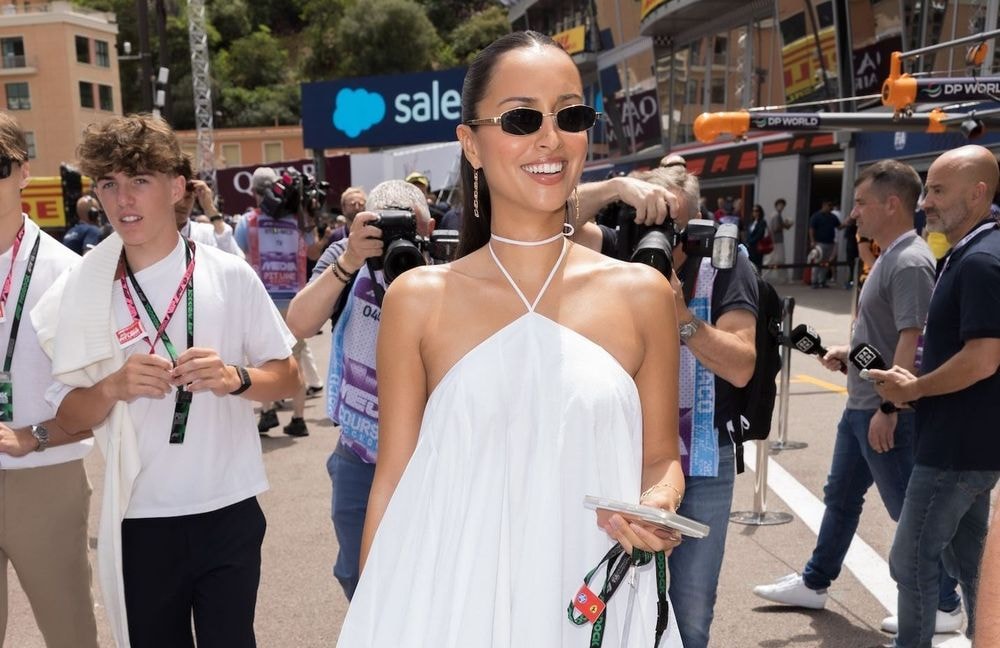 Au Grand Prix de Monaco, Alexandra Leclerc confirme la robe blanche comme pièce phare de la saison