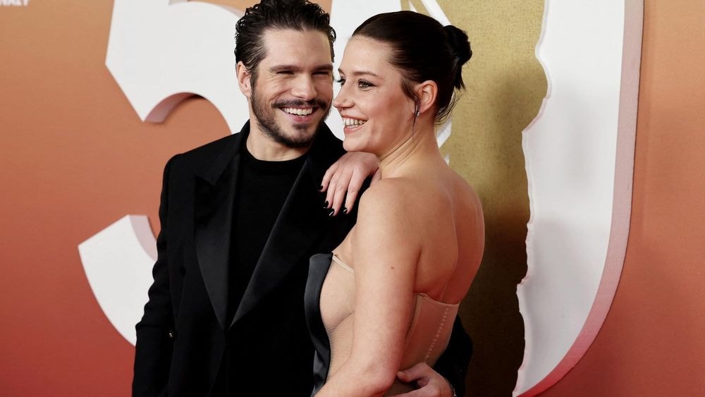 Les fans de François Civil scandent son nom, la réaction d'Adèle Exarchopoulos est sans appel