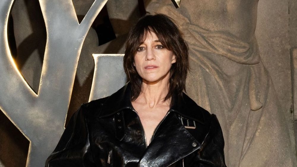 Charlotte Gainsbourg brutalement honnête sur son enfance hors norme avec Serge Gainsbourg : "On le déposait au bar..."
