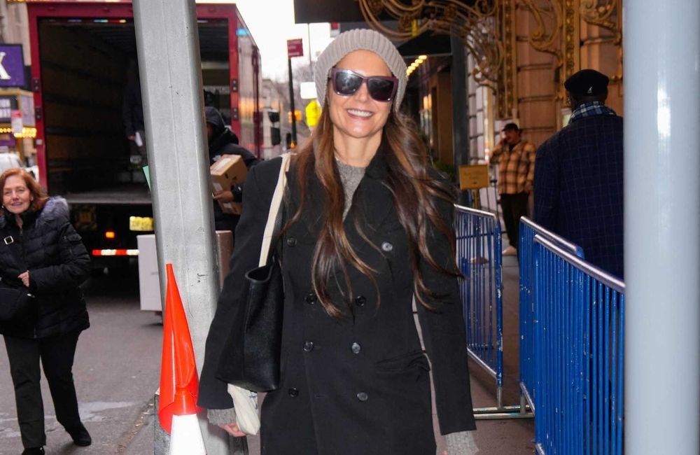 Pour contrer la morosité hivernale, Katie Holmes se met à la couleur