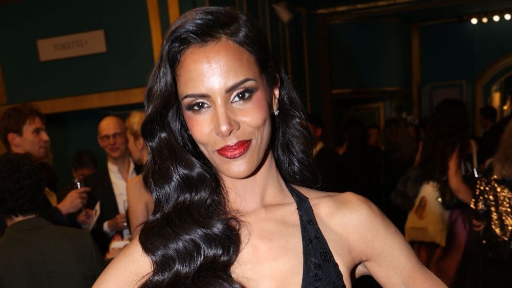 Shy’m (40 ans) sensationnelle : elle ose la mini-robe et le décolleté XXL pour une apparition ultra-glamour