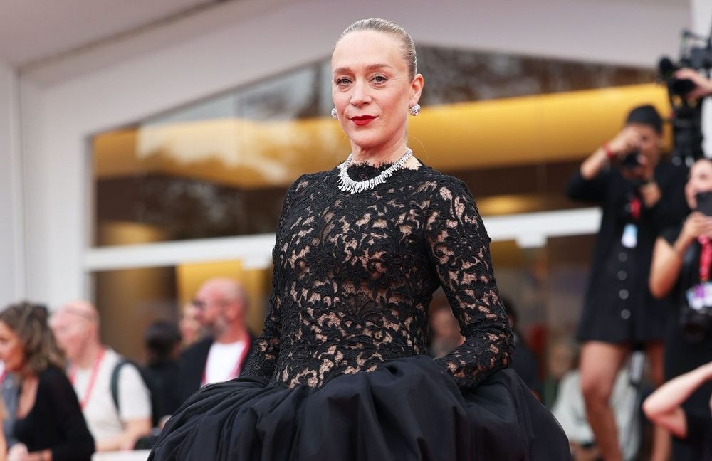 Chloë Sevigny : l’éternelle « cool girl » captive la Mostra de Venise en dentelle noire