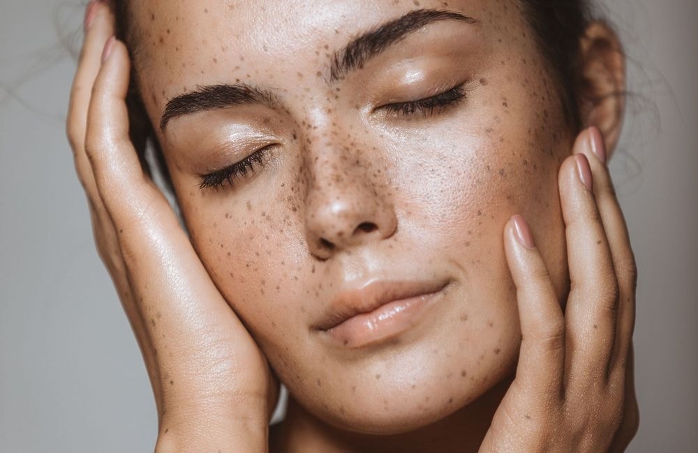 Taches brunes : ce soin de pharmacie est recommandé par les dermatologues