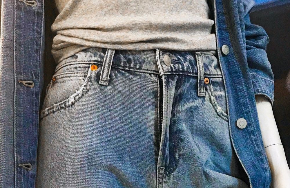 On sait enfin à quoi sert la petite poche sur le jean