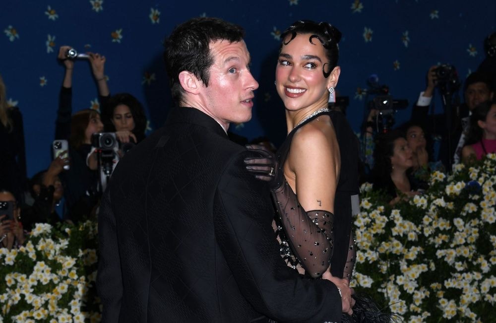 « C'est très excitant » : Dua Lipa confirme ses fiançailles auprès de Callum Turner