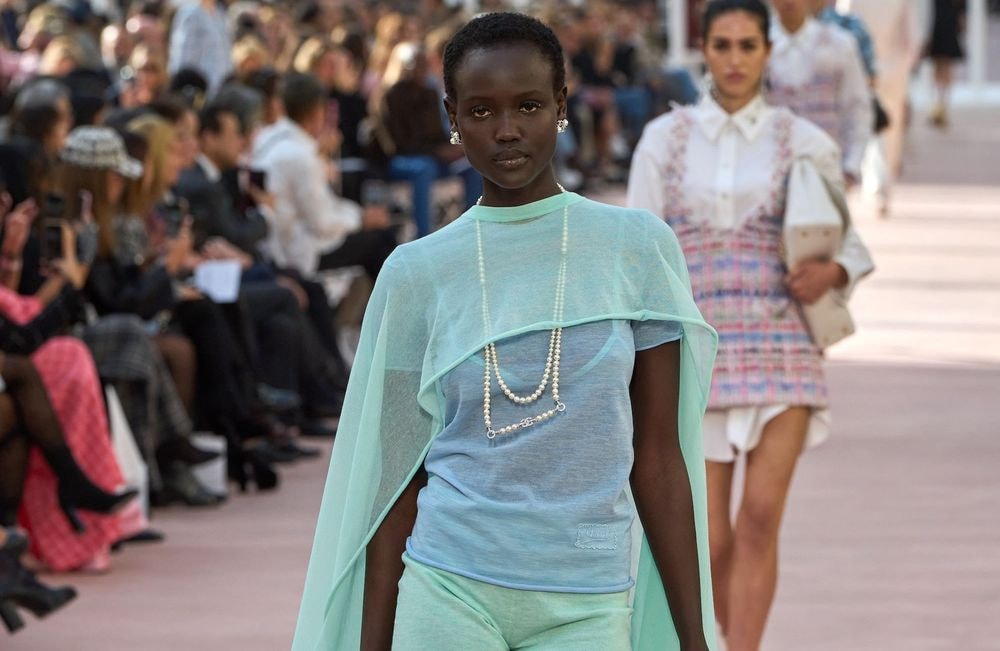 Après le céruléen et le turquoise, pourquoi la mode se passionne-t-elle soudain pour cette nuance de bleu ?