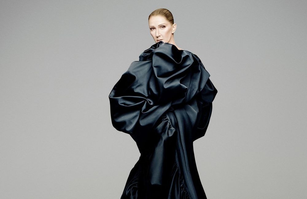 Céline Dion en smoking chic et robe de gala : son comeback mode pour les affiches de sa tournée à Paris