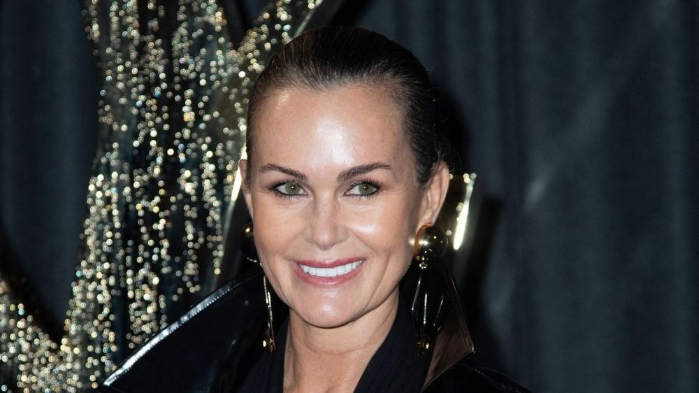 En micro-bikini, Laeticia Hallyday joue les naïades fatales, son discret tatouage en bas du dos attire tous les regards