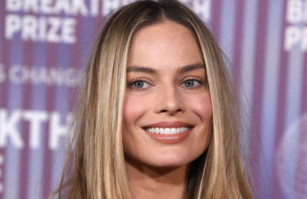 Margot Robbie enceinte : l’actrice dévoile son ventre arrondi en Sardaigne