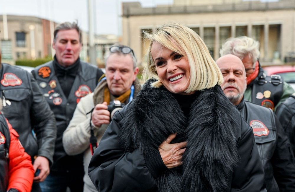 Laeticia Hallyday apporte son soutien aux victimes des incendies : « On ne perd pas seulement des murs »
