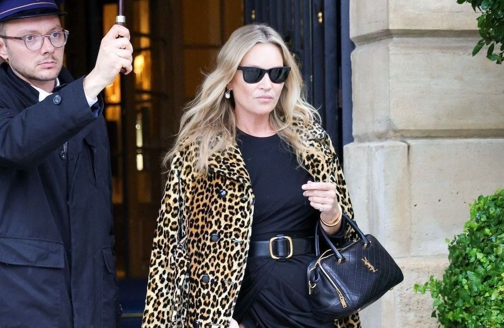 Vu sur Kate Moss et Hailey Bieber : comment porter le manteau léopard avec élégance ?