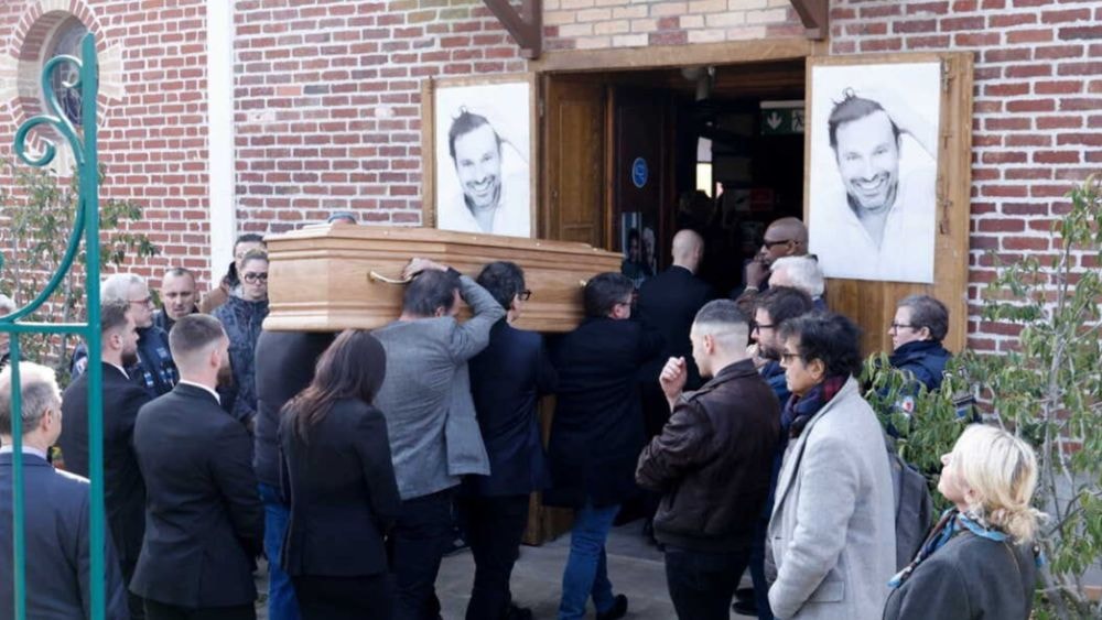 Décès de Bruno Salomone : Jean Dujardin, sa femme Audrey, Frédéric Lopez, Valérie Bonneton… Les invités effondrés aux obsèques
