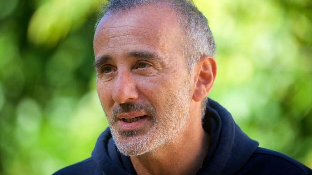 "J'essaie de profiter" : Elie Semoun se livre comme jamais sur sa nouvelle paternité à 62 ans
