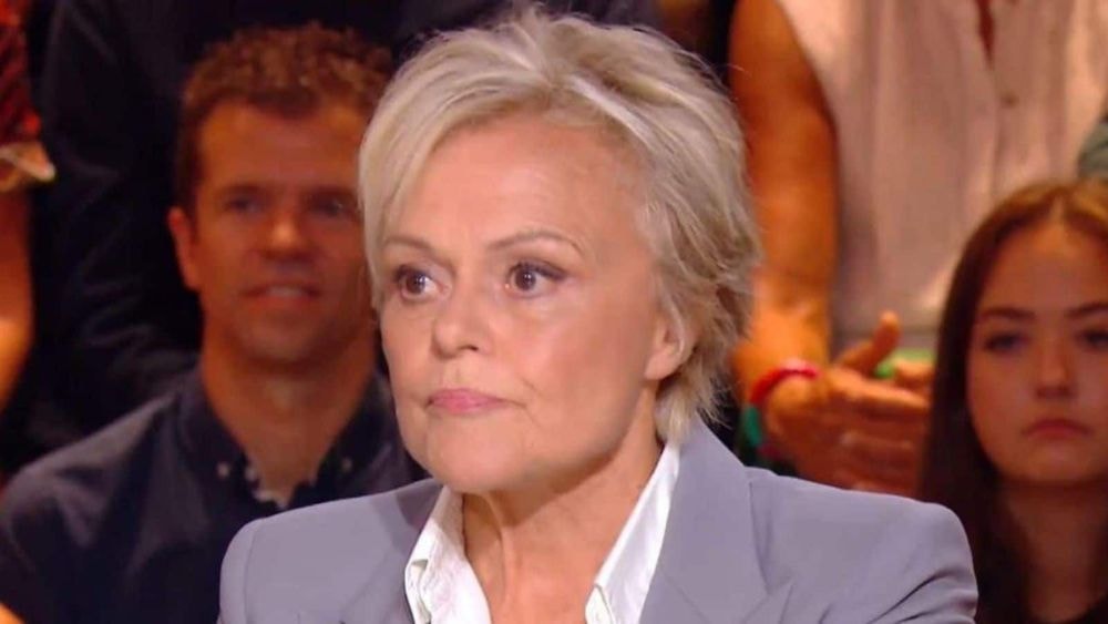Muriel Robin : enfant mal aimée, elle dévoile les détails de son enfance difficile, "je suis passée à côté de ma mère..."
