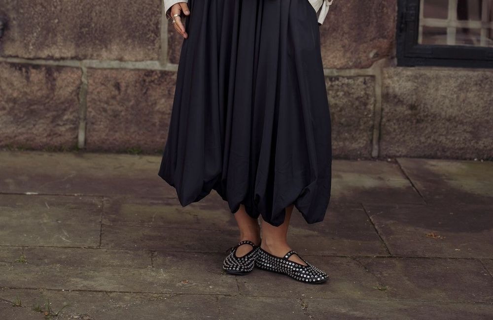 Jupe midi et ballerines : le combo qui signe l’uniforme chic de l’été