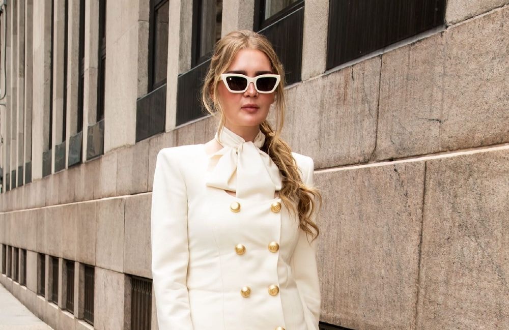 Anna Delvey défile à la FW de New York avec son bracelet électronique