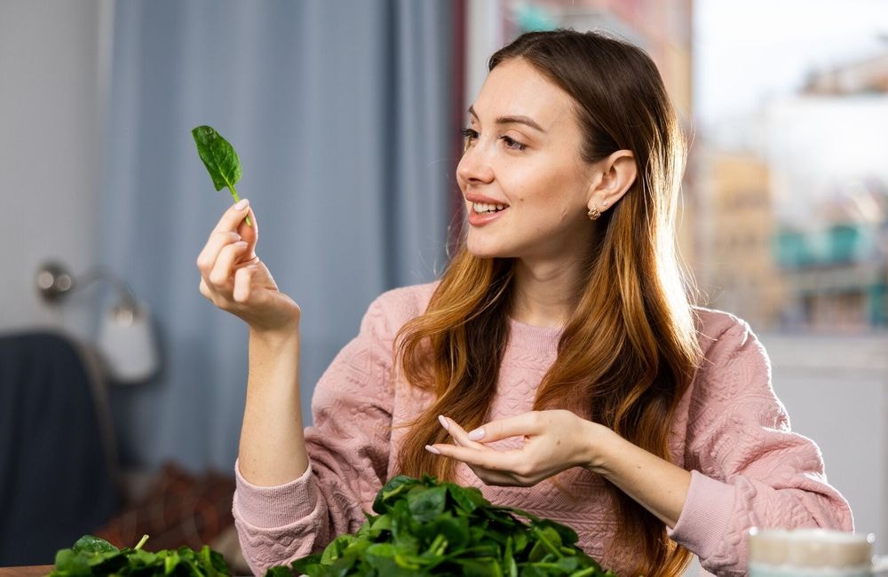 Epinards crus : le petit déjeuner atypique qui promet de lutter contre les fringales