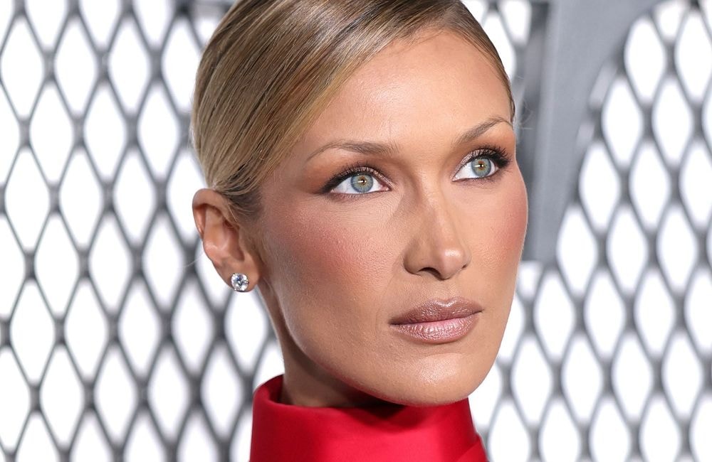 Cette coiffure portée par Bella Hadid est idéale pour matcher une robe rouge