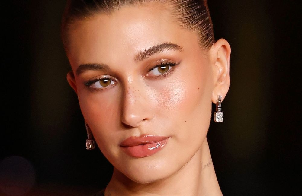 Hailey Bieber confirme le retour de cette coiffure des années 90