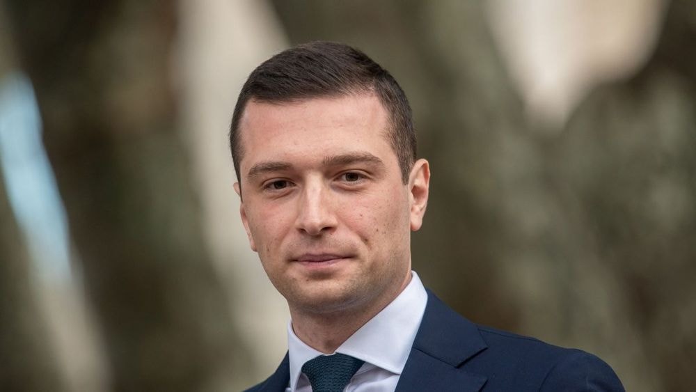 Jordan Bardella en dîner romantique : huîtres XXL, caviar, burrata… Le prix à payer pour manger dans son restaurant fétiche