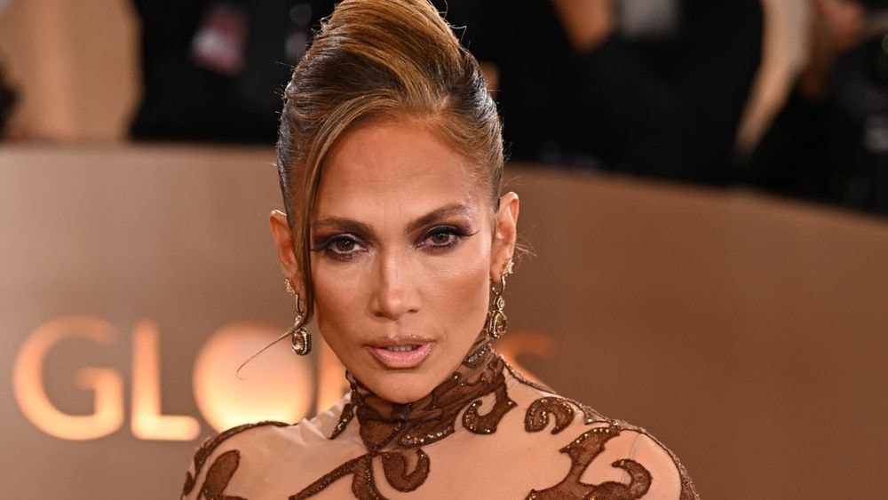 Jennifer Lopez peu pudique à 56 ans, sa combinaison extra-moulante dévoile ses courbes généreuses