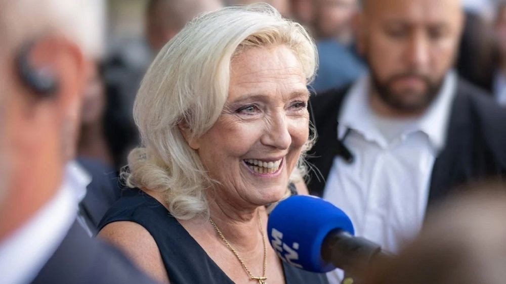 Blasée par les hommes, Marine Le Pen (57 ans) fait la nique aux rumeurs : "Avec Ingrid, c'est bien plus facile"