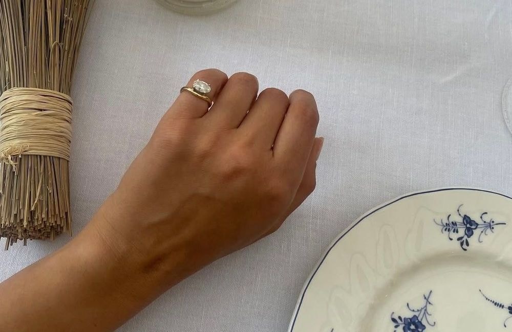 Qu'est-ce que la « Pinky ring », cette tendance bijou que l'on voie partout cet été ?