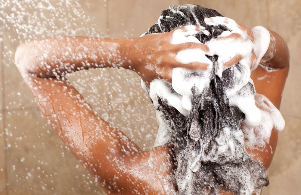 Comment réaliser un shampoing doux et efficace selon un professionnel
