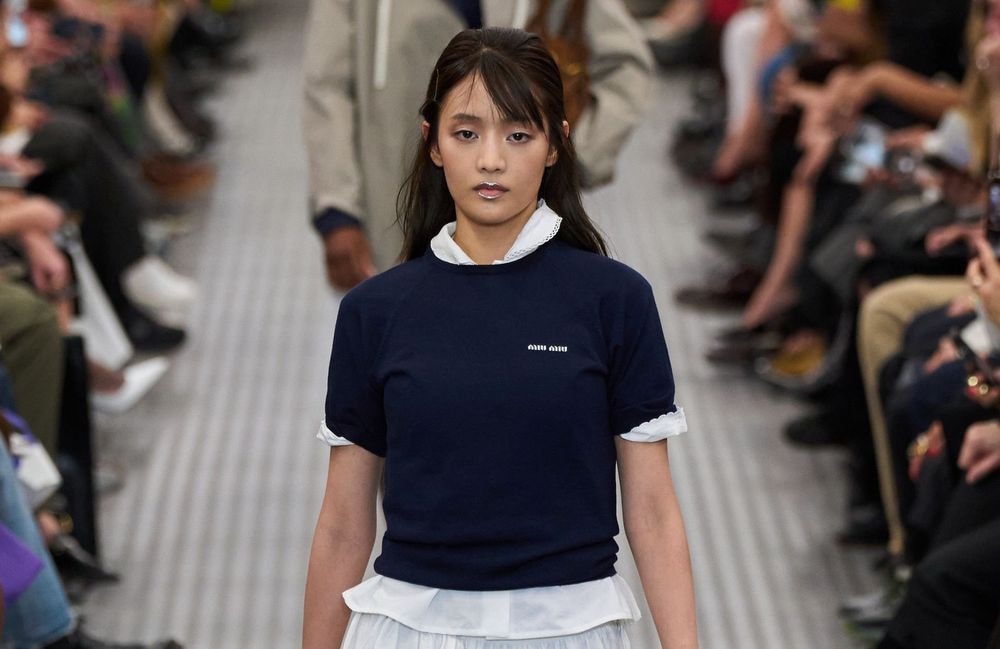 T-shirt sur t-shirt : cette tendance oubliée que personne n’avait vue venir cet été