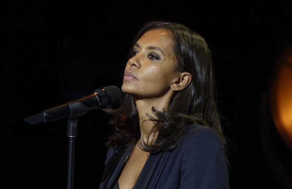 La solution de Karine Le Marchand contre le « dating fatigue » : une agence matrimoniale pour « créer du lien »