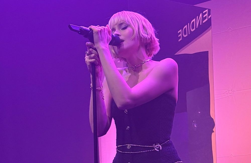 ELLE y était… au showcase très privé d’Angèle