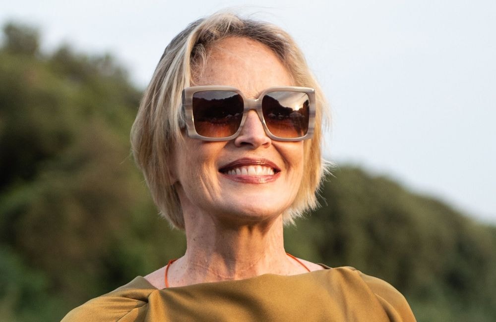 À 67 ans, Sharon Stone s’affiche seins nus sous une robe transparente