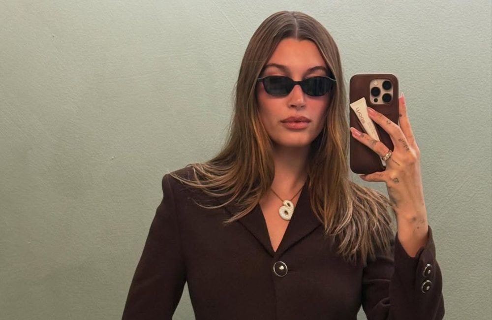 Hailey Bieber adopte une coloration lumineuse pour l’hiver