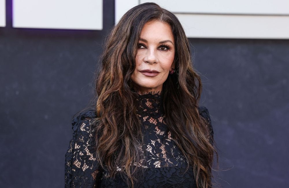 Catherine Zeta-Jones évoque l’impact de sa vie avec Michael Douglas, loin d’Hollywood, sur sa carrière