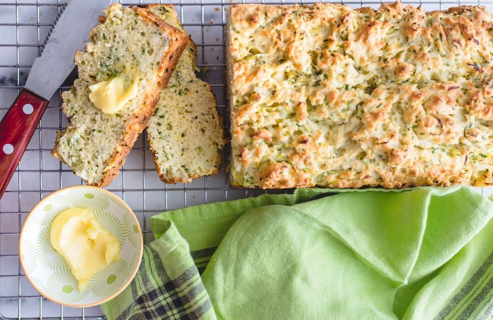 Pour le petit-déjeuner, testez ce pain façon cake hyper moelleux à la courgette et au fromage
