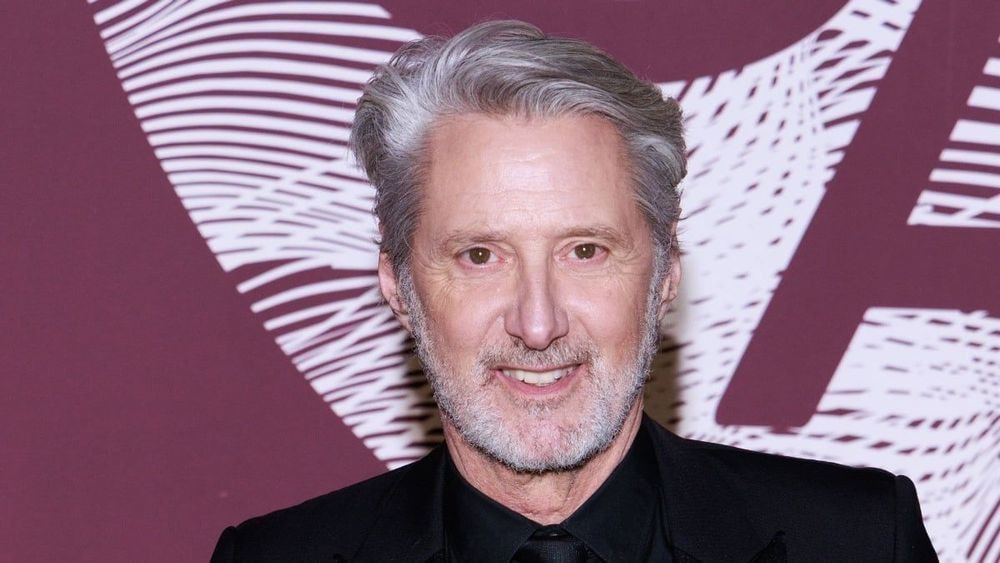Antoine de Caunes "extrêmement inquiet", il se "réjouit que le régime islamiste arrive peut-être à son terme"