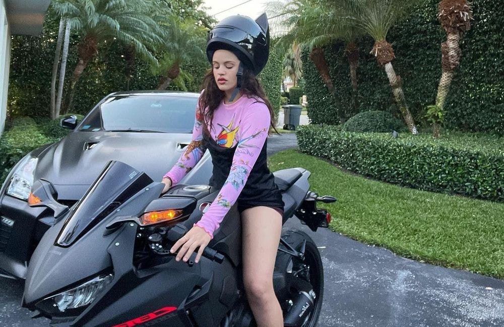 Vélo, moto, scooter : comment garder sa coiffure intacte avec un casque ?