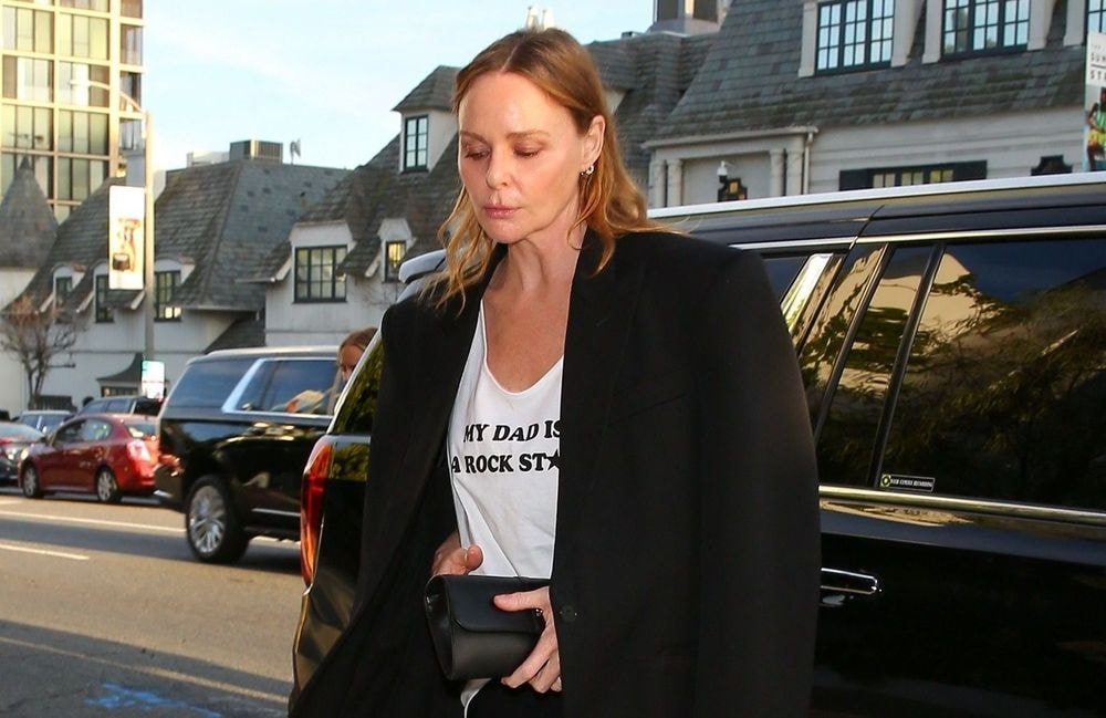 Stella McCartney rend hommage à son père, Paul McCartney, avec un t-shirt à message