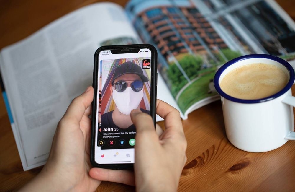 Des groupes privés Facebook pour s’échanger sur ses « dates » : quand la sororité devient un bouclier