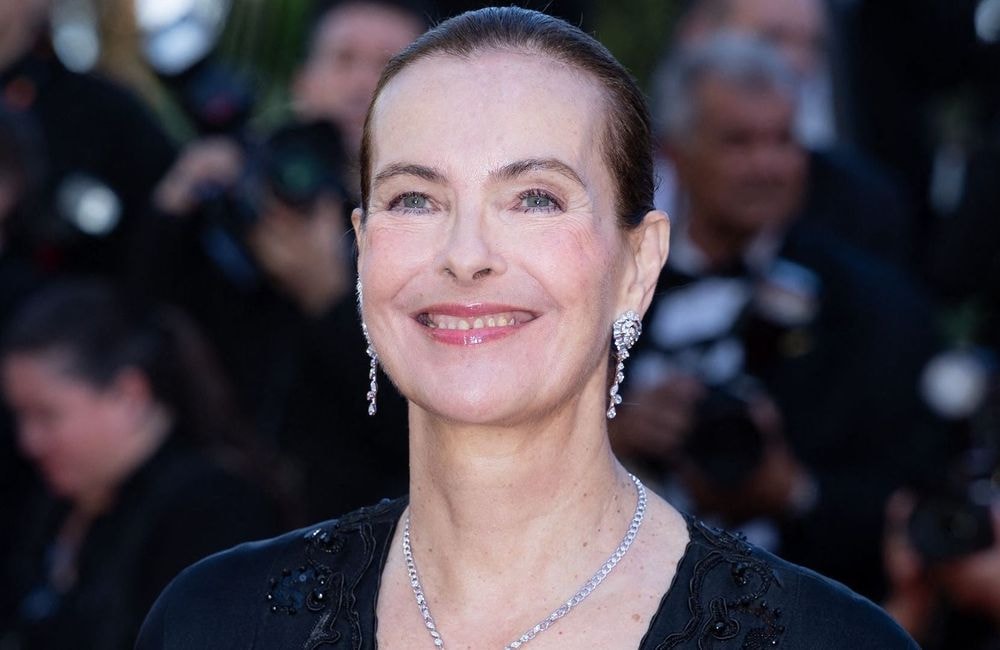 « Je joue une écolo légèrement nymphomane » : Carole Bouquet explique les raisons de son changement capillaire