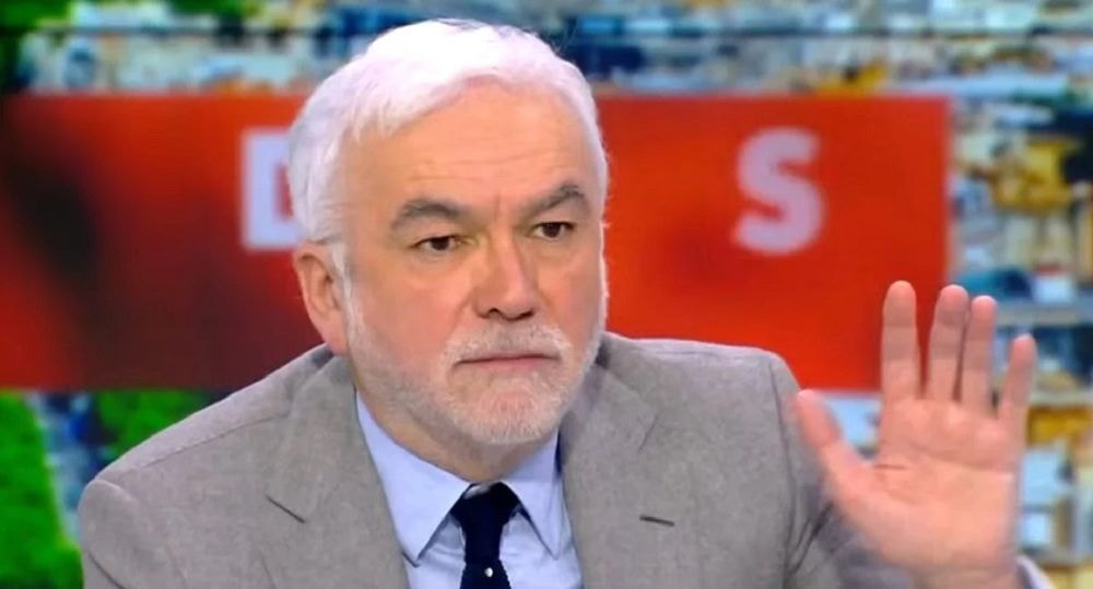 "Emmanuel Macron aura démoli l'identité française" : les propos durs de Pascal Praud sur le président