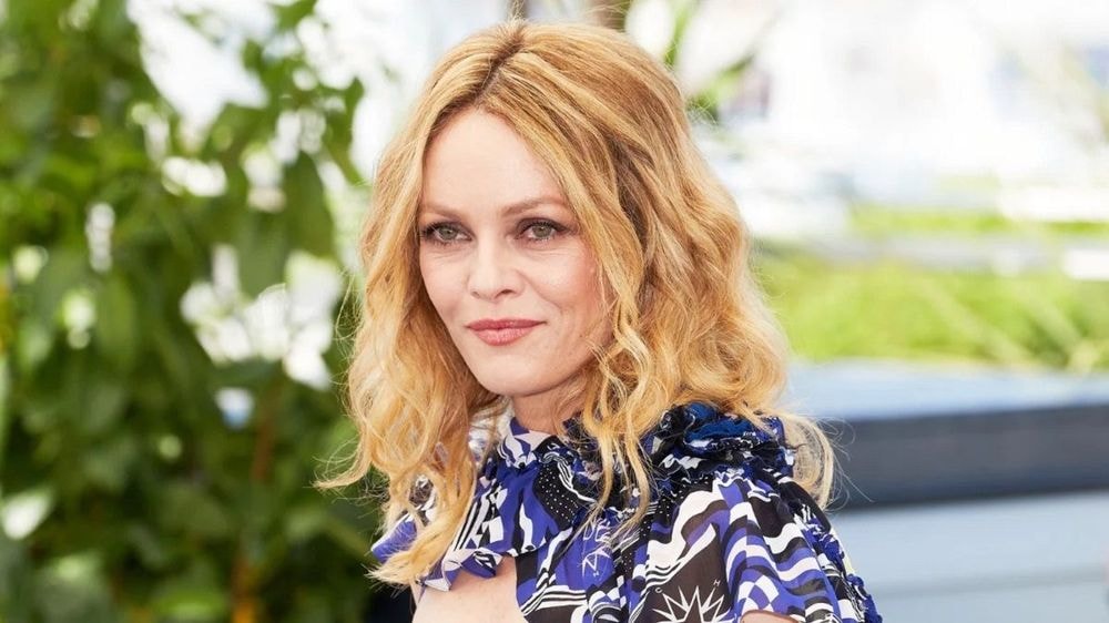 Vanessa Paradis brade sa maison pour une bouchée de pain, ce moulin rustique au coeur d'un parc boisé et à flanc de rivière