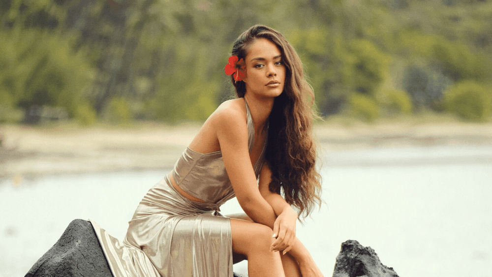 Hinaupoko Devèze (Miss France 2026) évoque sa famille de 8 enfants : "les blonds aux yeux bleus d'un côté, les Polynésiens de l'autre"