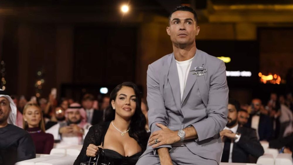 Cristiano Ronaldo et Georgina Rodriguez : le couple officialise ses fiançailles avec une énorme bague en diamant !