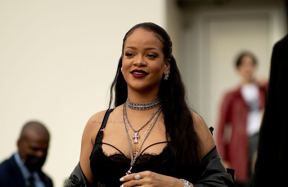 Rihanna remet le « messy bun » de jeune maman au goût du jour sur un tapis rouge