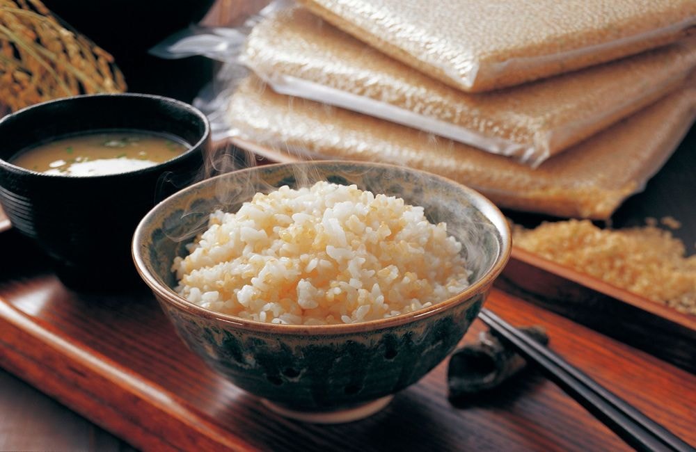 Testez cet accompagnement hyper versatile de riz, miso et beurre, à la japonaise